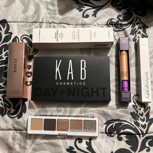 MAKEUP BUNDLE - Picture 1 of 7
